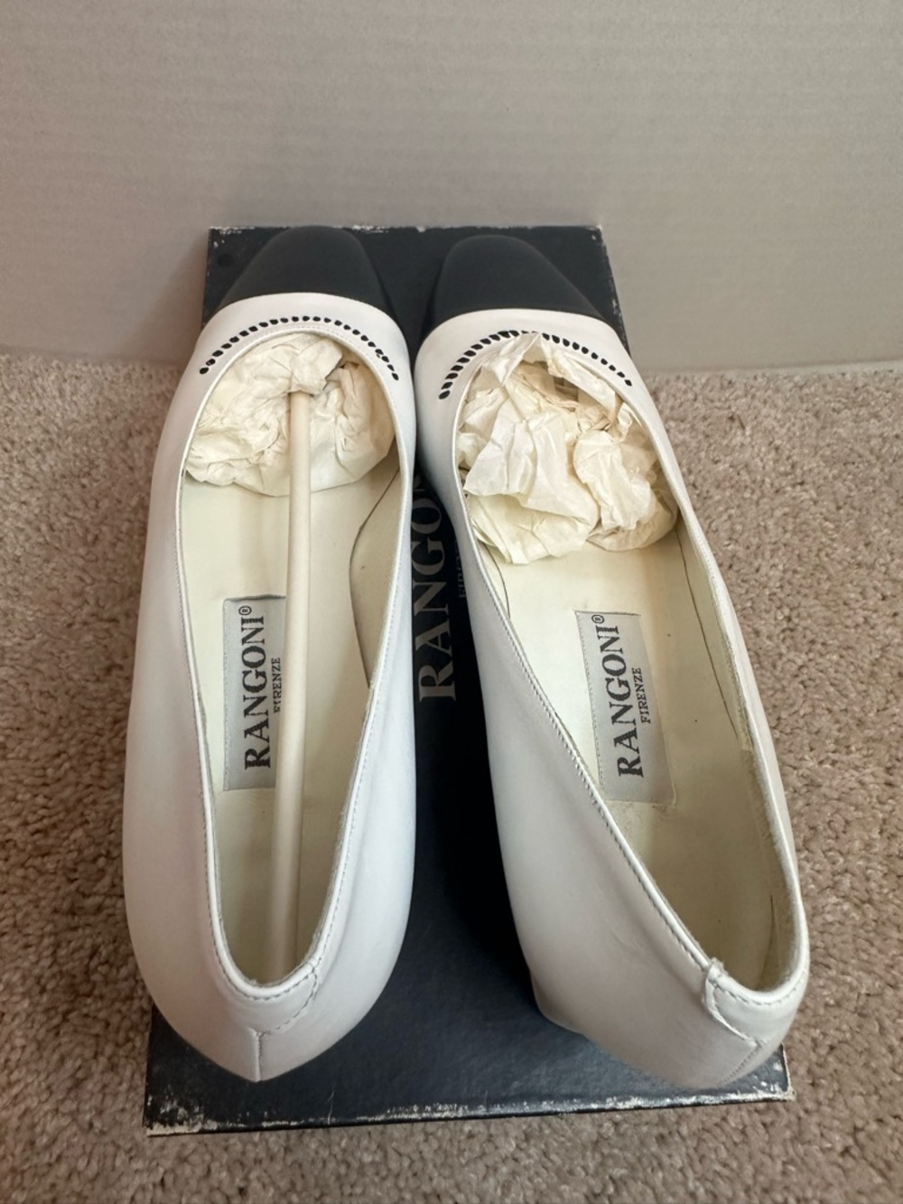 Rangoni White Leather Flats with Navy blue Cap Toe, size 9 AA, New in Box - Picture 5 of 8